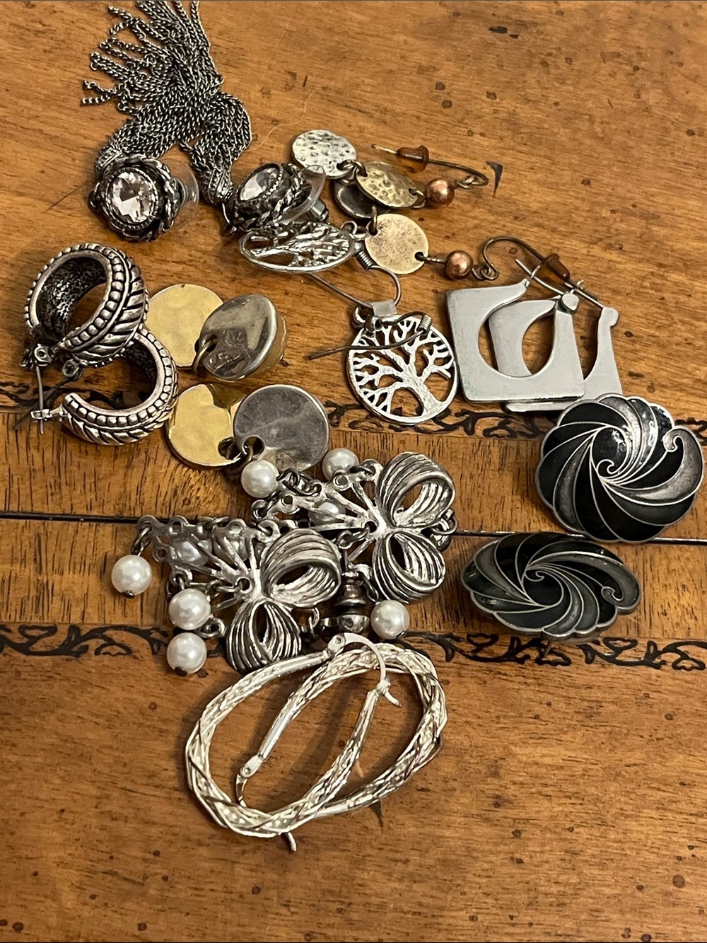 9 pairs of earrings silver and gold tones
